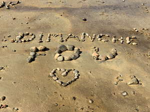 Dimanche Fou Written on the Beach