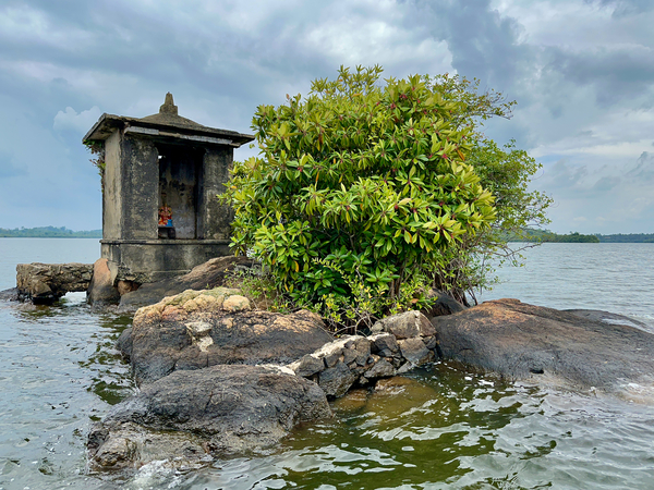 Mini Temple on the Lake Sri Lanka  Imprimer