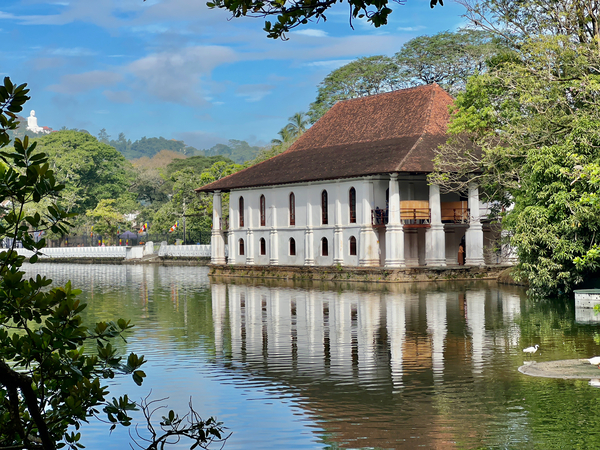 Ulupen Geya on Kandy Lake 2  Imprimer