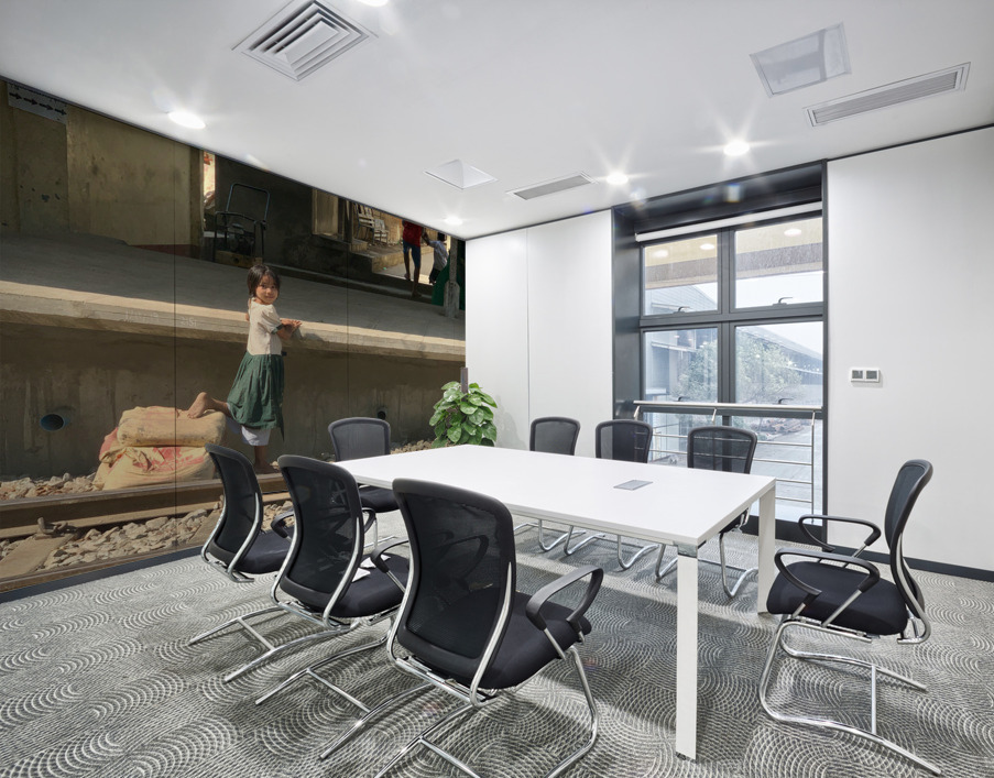 Little Girl at the Train Station Wall Printing