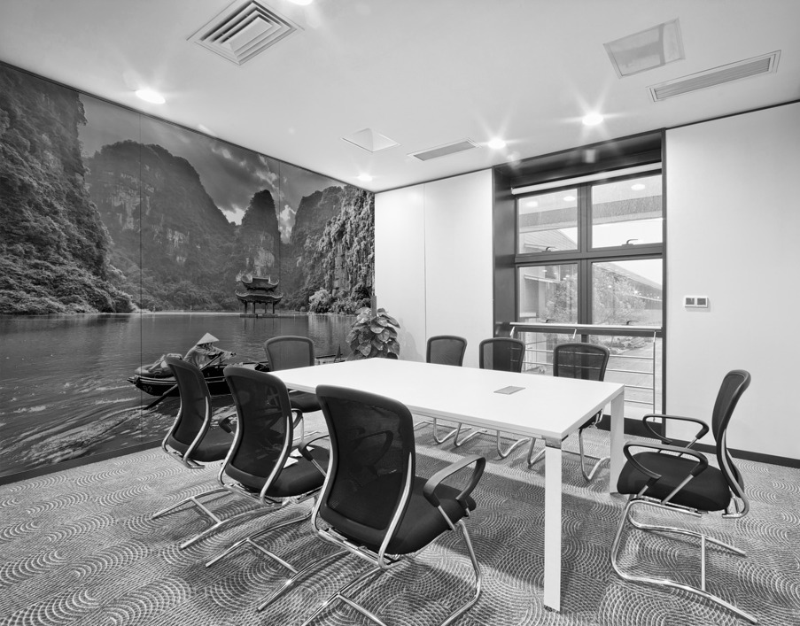 BW Lady Rowing the Boat in Vietnam Wall Printing